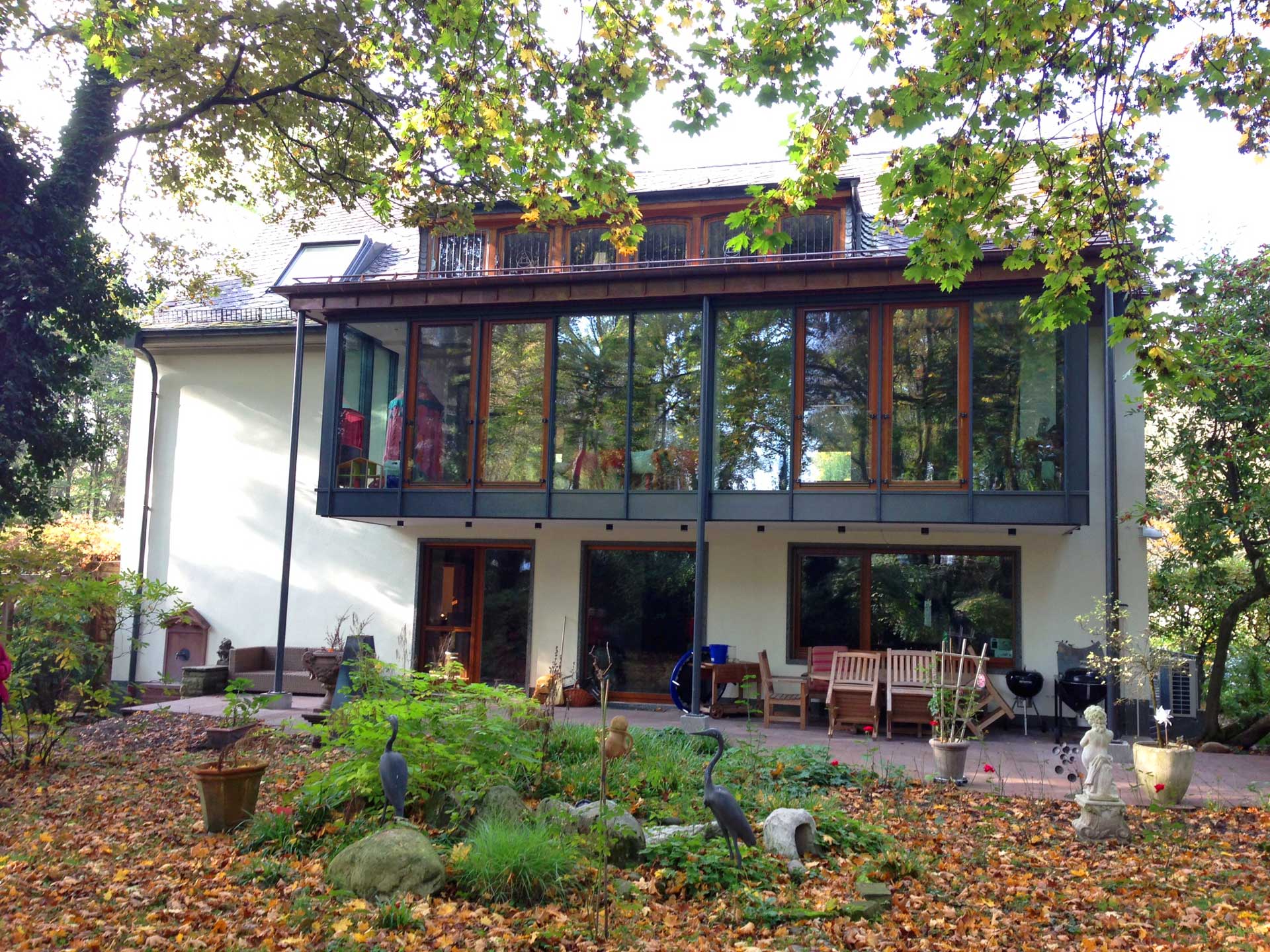 Wintergarten an der Hausfront im Grünen
