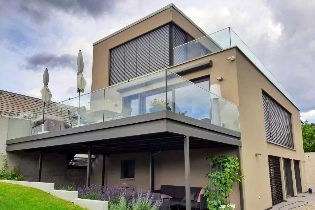 Wunderschöne Metall Terrasse, die sich angenehm an das Gebäude anschmiegt