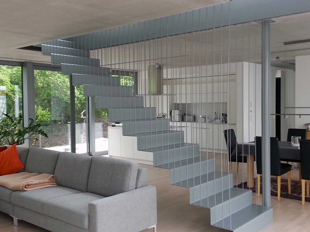 Gefaltete Stahlblechtreppe mit beidseitigem Harfengeländer. Farbig lakiert.