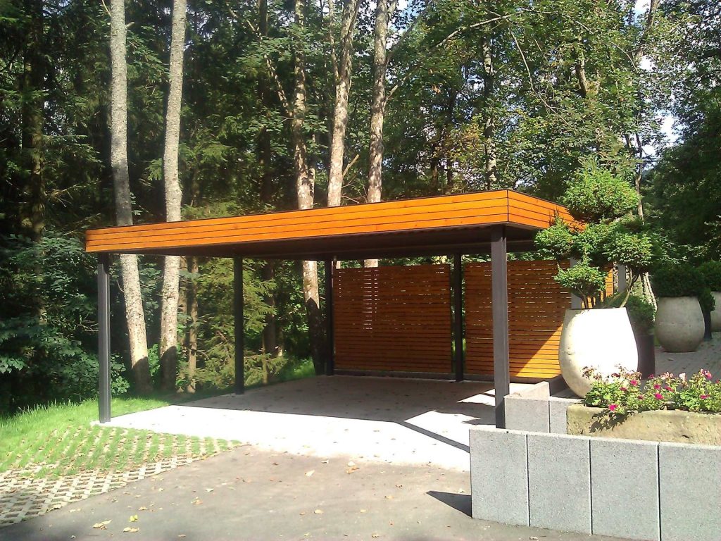 Carport bestehend aus einer Stahlkonstruktion mit Holverkleidung mit Rückwand
