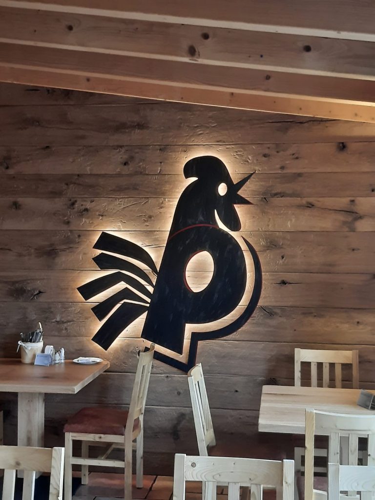 Beleuchtetes Logo aus zwei verschiedenfarbig beschichteten Stahlplatten mit Abstand zueinander Montiert.