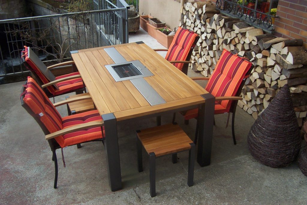 Grilltisch. Tischkonstruktion aus verzinkt und pulverbeschichtetem Stahl mit Holzbelegt und eingelassenem elektro Grill.