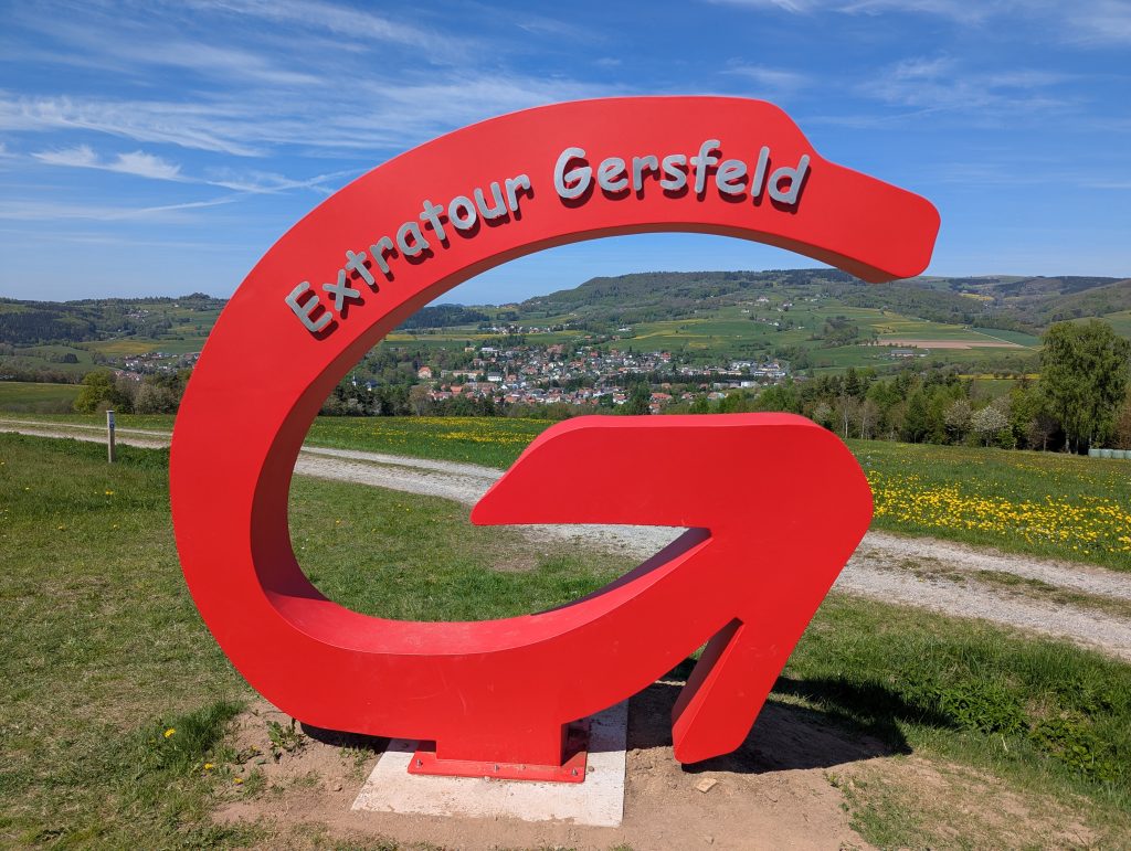 Skulptur in Form eines G als Symbol für die Stadt Gersfeld. Aus verzinkten Stahlblechen gebogen uns geschweißt. Rot Pulverbeschichtet.