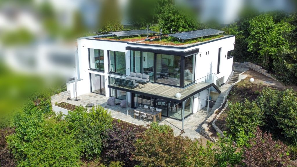 Balkon mit Treppe und Ganzglasgeländer, Balkonbelag aus Fundermax