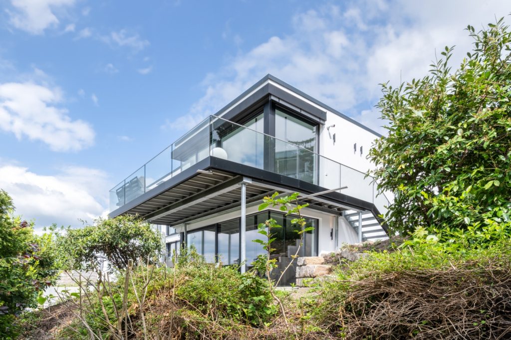 Balkon mit Treppe und Ganzglasgeländer, Balkonbelag aus Fundermax