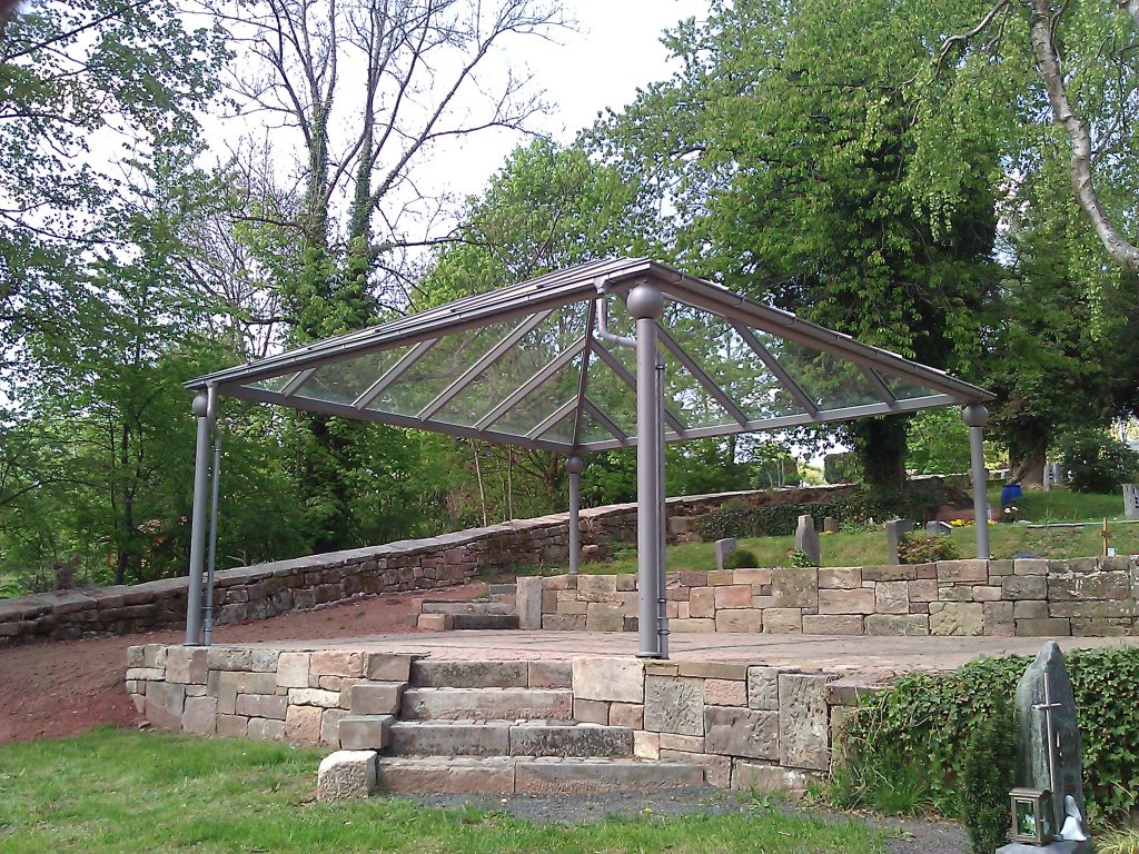 Stahlpavillon aus Rohrprofilen pyramidenförmig mit Glasscheiben belegt