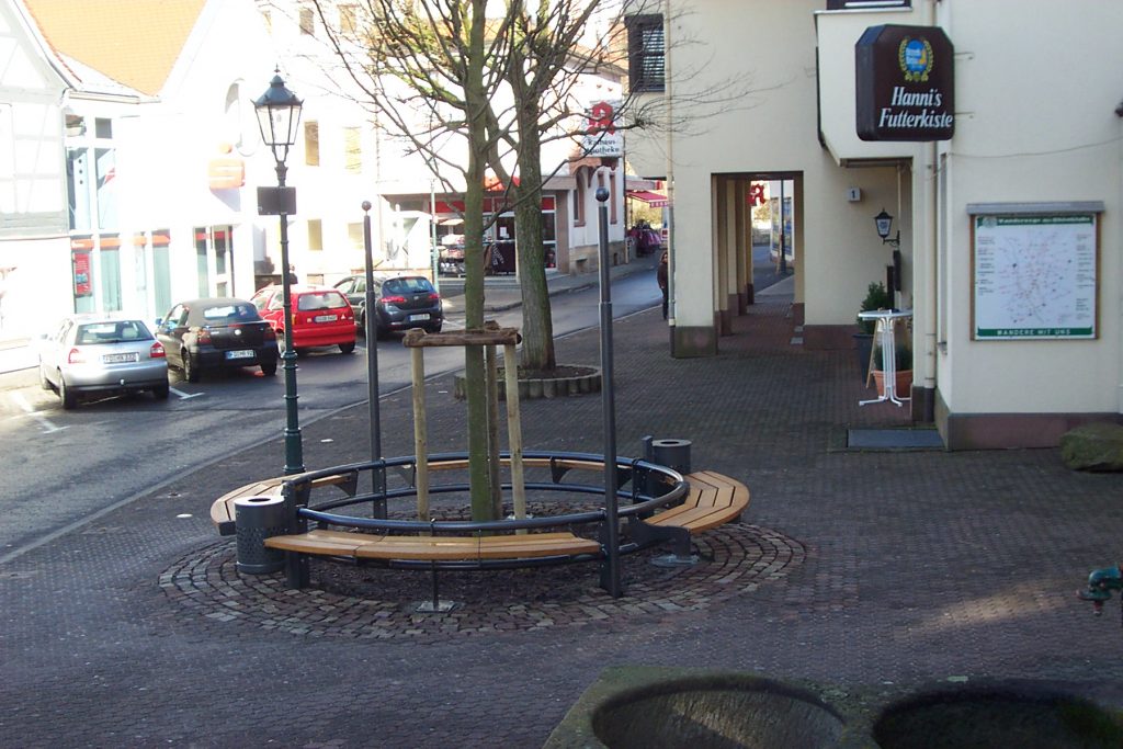 Runde Sitzbank um den Gersfelder Lindenbaum aus verzinkt und Pulverbeschichteten Stahlprofilen, mit integrierten Mülleimern.