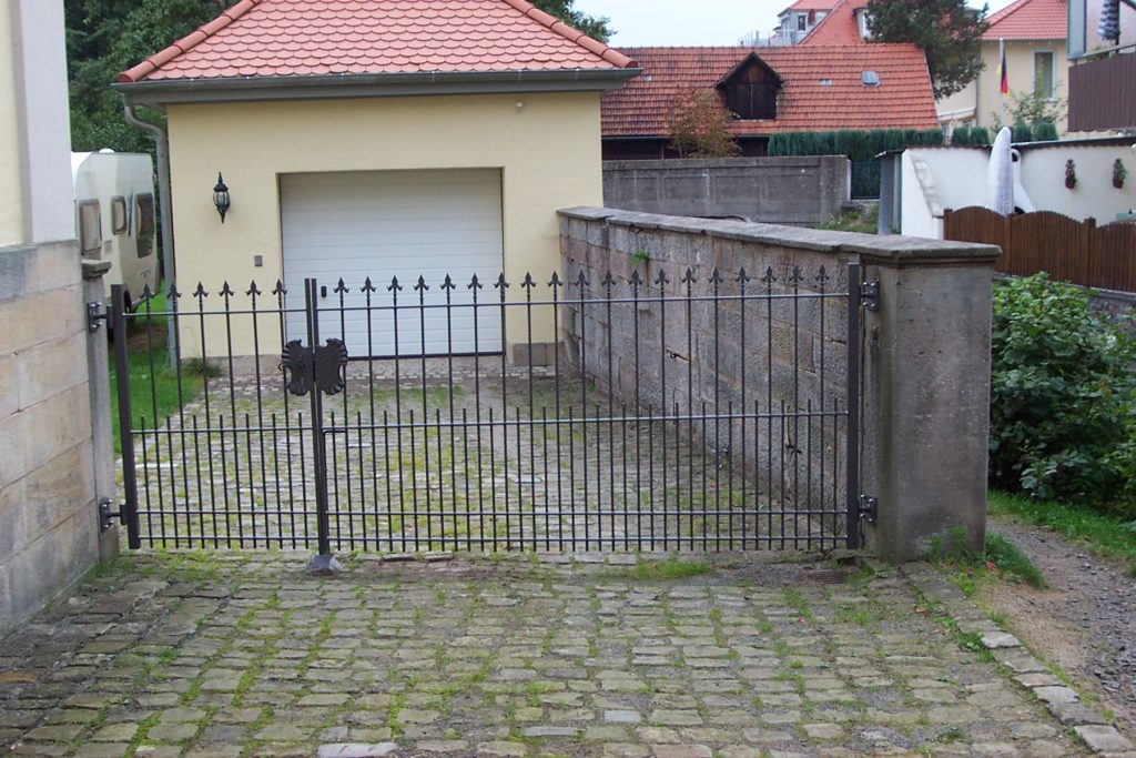 Schmeideeisernes Hoftor. 2-flüglig, feuerverzinkt und pulverbeschichtet