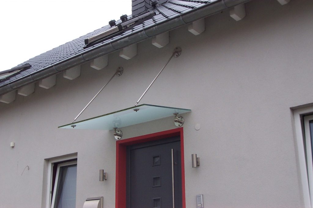 Glasvordach mit Edelstahlhaltekonsolen und Abstrebung aus Edelstahlstäben, Canopy-System